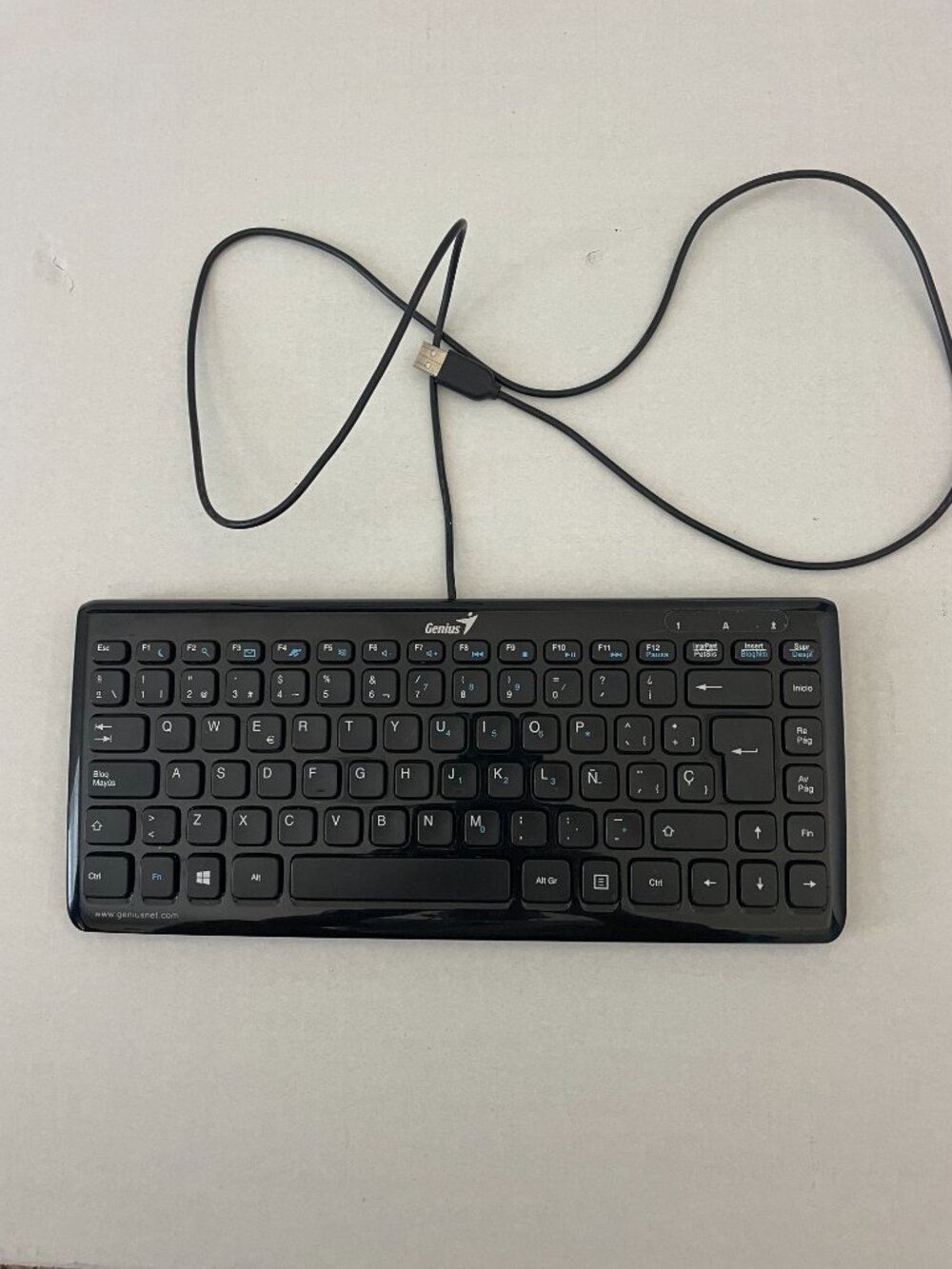 Genius LuxeMate i200 Compact Stylish Keyboard Spanish Version Includes the Ñ